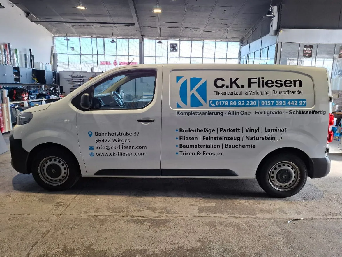 Professionelle Fahrzeugbeschriftung auf einem Firmenwagen in Limburg