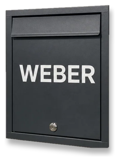 Briefkasten und Klingelschild mit weißen WEBER-Aufklebern auf einer Musterwand in der Edelfoliert Werkstatt