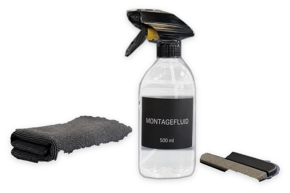 Montagefluid 500 ml mit Tuch und Rakel auf dem Schneidetisch in der Edelfoliert Werkstatt