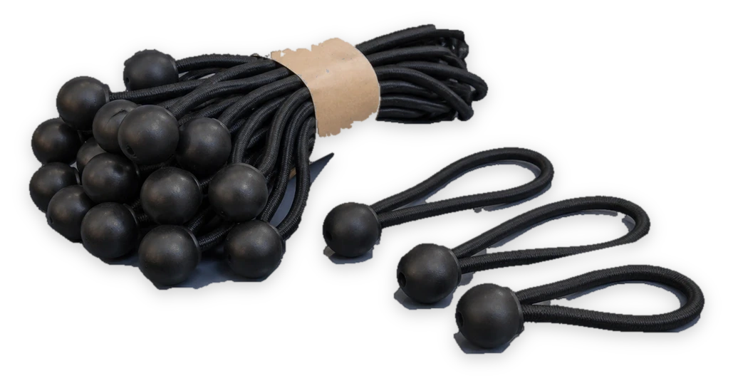 Schwarze Spanngummis mit Kugel neben einem geösten Banner in der Edelfoliert Werkstatt