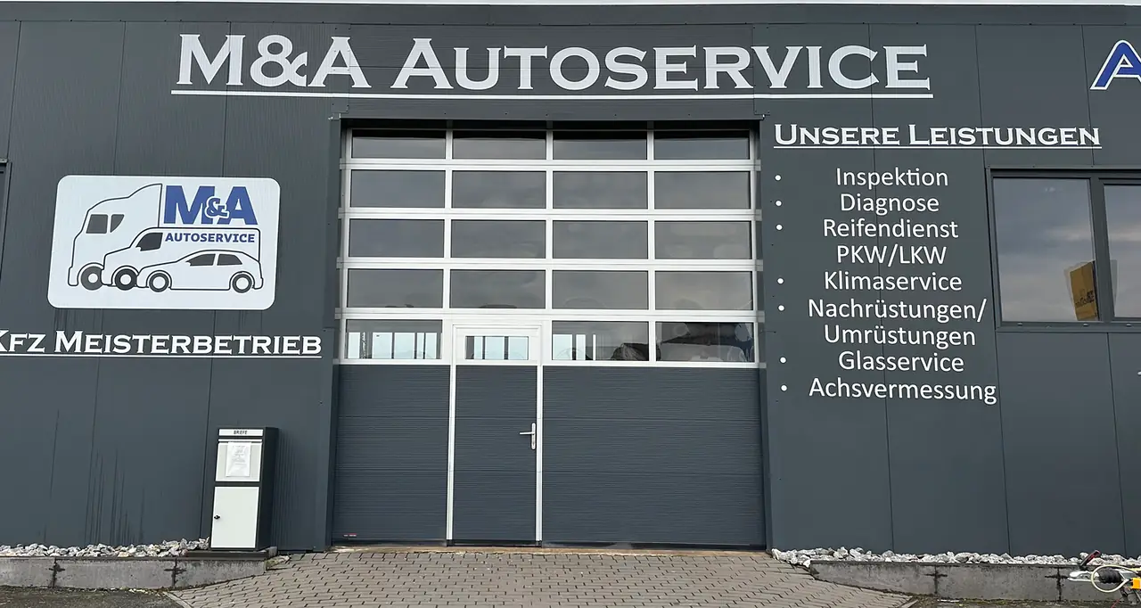 Umgesetzte Fassadenbeschriftung aus demselben Blickwinkel