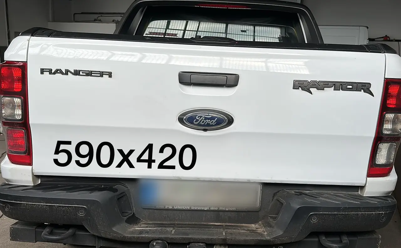 Heckklappe eines weißen Ford Ranger Raptor mit eingezeichnetem Maß