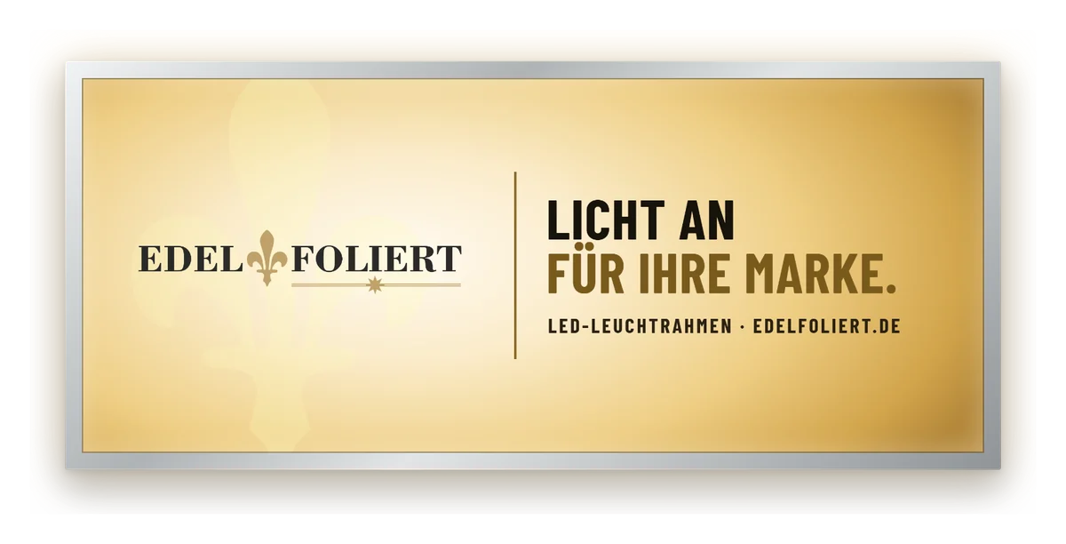 Schlanker LED-Leuchtrahmen mit leuchtendem Küstenmotiv in der Werkstatthalle