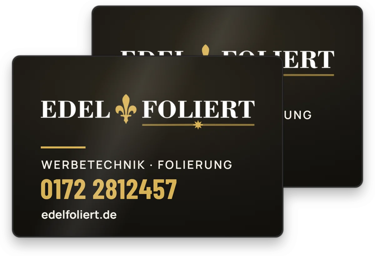 Zwei bedruckte Magnetschilder mit Edelfoliert-Logo und Kontaktdaten für die Autotür